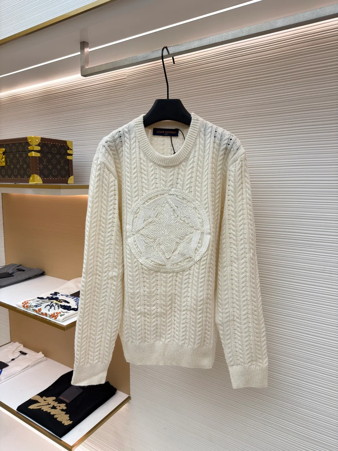 LOUIS VUITTON Cable knitted logo sweater ●Original version: Purchased and developed for 14100 ●Item number: 1681613-B20 ●Fabric: wool blended fabric ●Technology: Cable knitting ●Color: off-white ●Version: fitted version ●Weight: about 535 grams ●Size: S-M-L-XL ●Description: Made of cotton and wool blended fabric, the fabric composition is %25 lambswool, 75% cotton. The imported woolen fabric is woven into a cable pattern with a 7-needle machine, and the embroidered logo on the chest is embroidered by an imported Tajima embroidery machine. It took 12 times to make the embroidery consistent with the original version, and the cost of pattern making is as high as 8,000+. Garment wash fixes the shape of the garment while removing wool impurities and odors. Increases softness and softness. This long-sleeved crew neck shirt is made of loose cotton-wool blend cable knit, with a light and breathable silhouette, interpreting the cruising theme of the series. The LV Compass embroidered patch on the front incorporates LV letters and Monogram flowers, adding a sophisticated touch to the casual look. The overall wiring is straight and delicate, the fabric is comfortable and soft, and the color is consistent without color difference. It can be matched with the same style to create a fashionable look and control various occasions. Customized accessories, complete with three standards, same style for men and women!